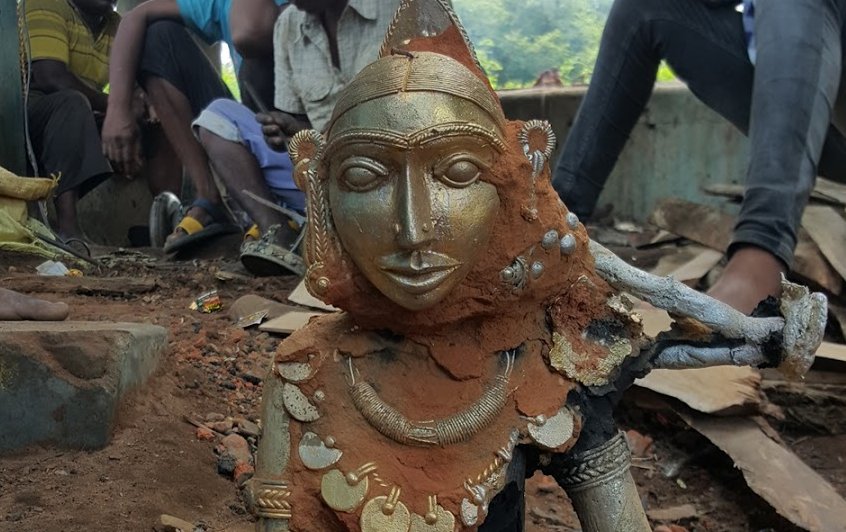 Art tribal Dokra ou Dokhra en Inde : coulage et finition de la statue en laiton