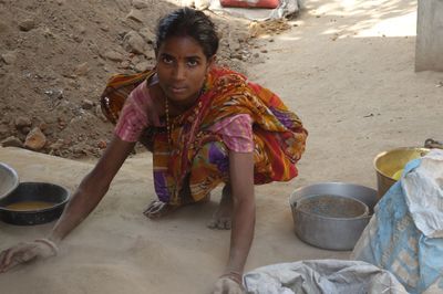 Femme Bastar préparant le mélange argileux - Ouest Bengal