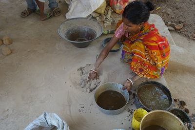 Femme Bastar préparant le mélange argileux - Ouest Bengal