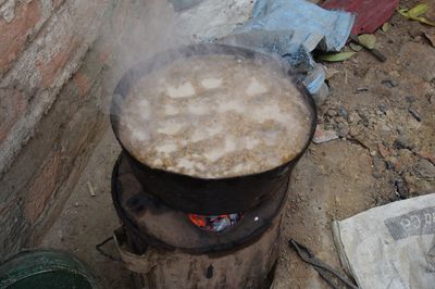 Cuisson de la cire avec un mélange d'encens et de charbon de bois - Ouest Bengal