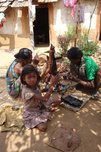 Réalisation des fils de cire en famille - Odisha