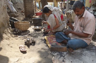 Démoulage de la statue après cuisson- Ouest Bengal