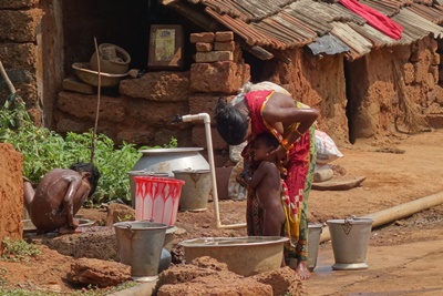 Mère avec ses deux enfants Sadei Odisha Ganeshartindia 