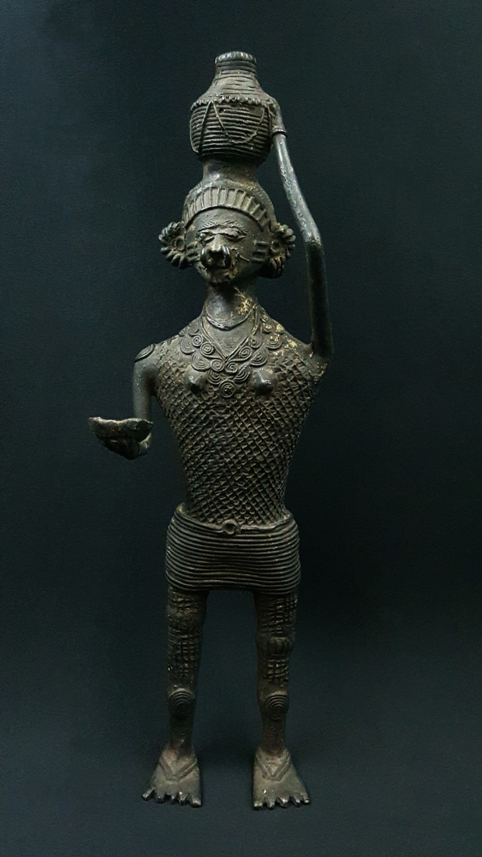 Gond woman statue 