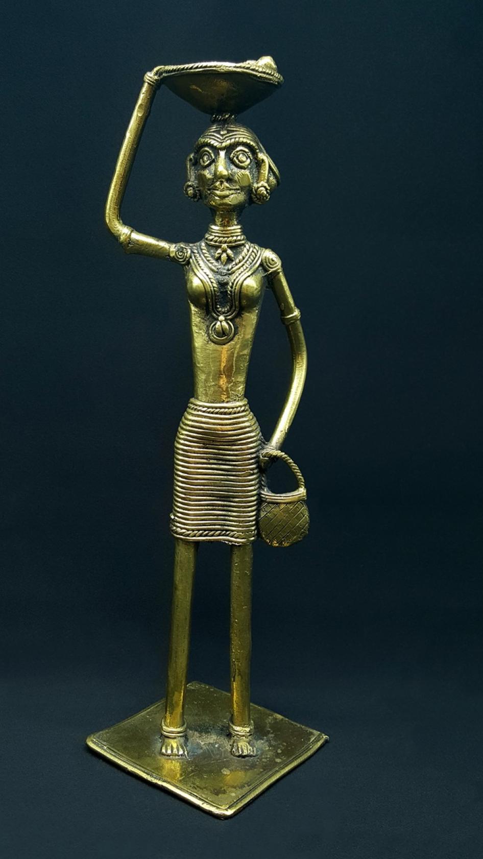 Statuette femme Bastar portant un plateau 