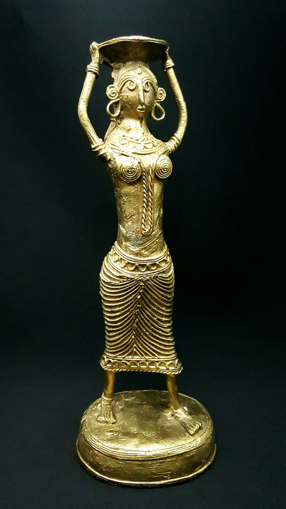 Statue : Femme au plateau