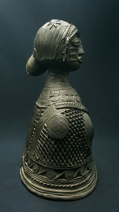 Statue Buste Femme Bastar : un arret temporel