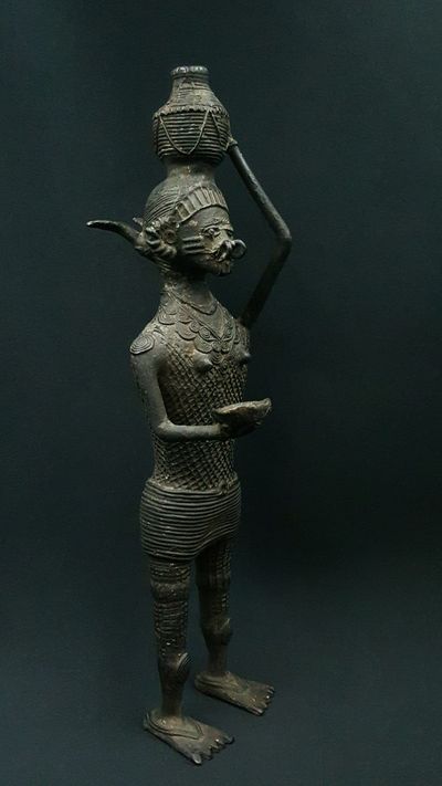 Statue Femme Gond