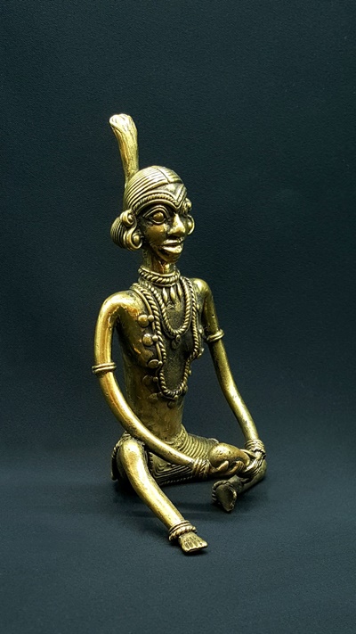 Sitting woman Tumba statue 