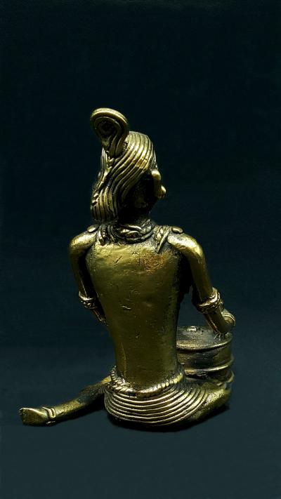 Statue Femme assise en cuisine 