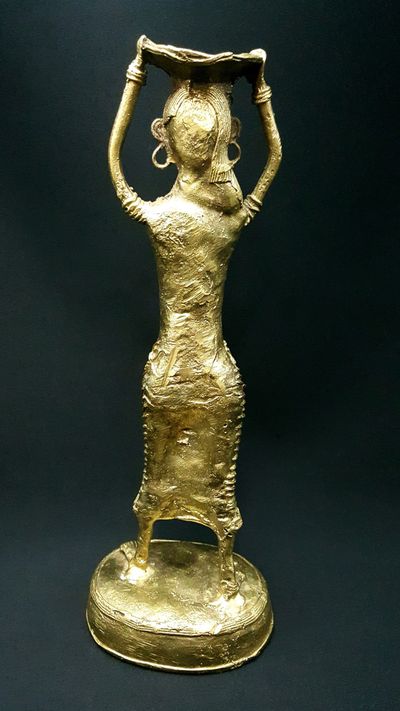 Statue : Femme au plateau