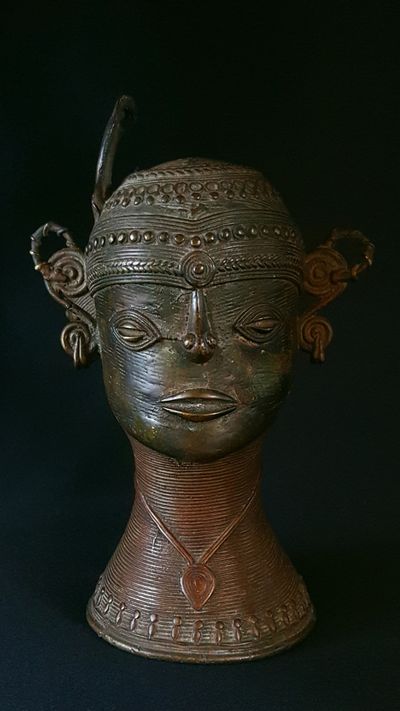 Woman's head Bastar - feather Statue 